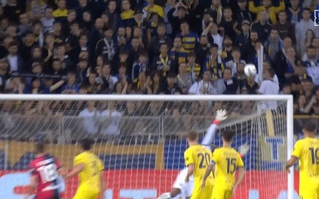 「くそっ！」鈴木彩艶、超絶ドライブショット被弾で無念の叫び…「ノーチャンスだわ…」「シュート上手すぎだろ」ファン同情の瞬間