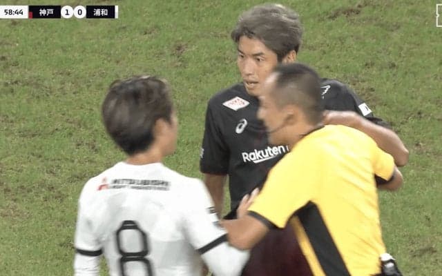 一体なにが…？ 大迫勇也が激昂！“鬼の形相”で浦和MFに詰め寄った瞬間「小泉なんか言ったか？」「珍しくエキサイトしてる」