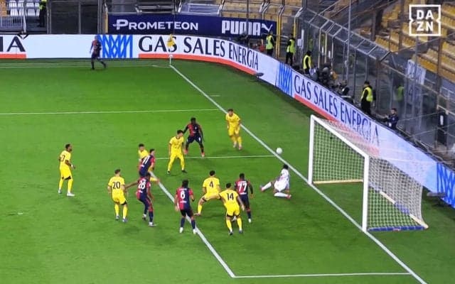 「まるでクルトワ！」鈴木彩艶の“超反応セーブ”を現地メディアが絶賛！ 至近距離ヘディングショットを右足一本で止めた瞬間