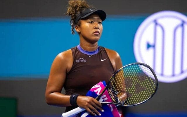 大坂なおみ、腰を負傷し第2セット終了後に棄権し8強入りならず。退場時にはガウフがバッグを持って付き添う[チャイナ・オープン]