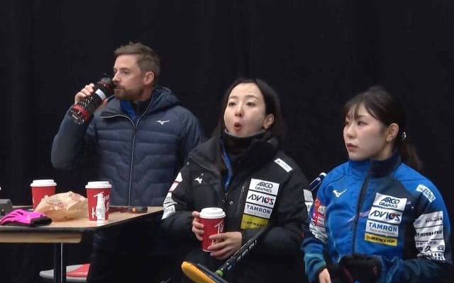 え、一人だけ！？ ロコ・ソラーレ、初戦は「さっちゃんだけもぐもぐ」 カメラが捉えた“作戦会議”の一部始終