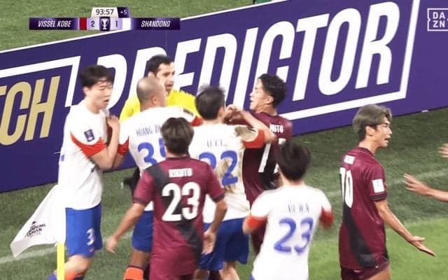 中国代表DFに大迫勇也らが激怒！「野蛮すぎるって」「なぜ逆ギレ？」超危険タックル→カオス大揉め「退場だろ」「引くわ」ファンも衝撃