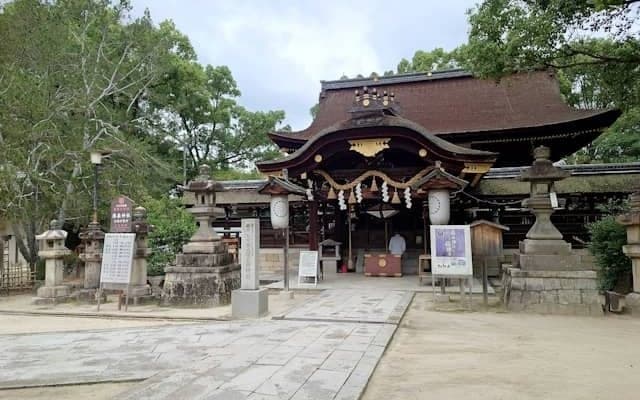 「白い稲妻」と呼ばれたGI馬との関わりも 京都にある馬の神社を訪ねてみると…