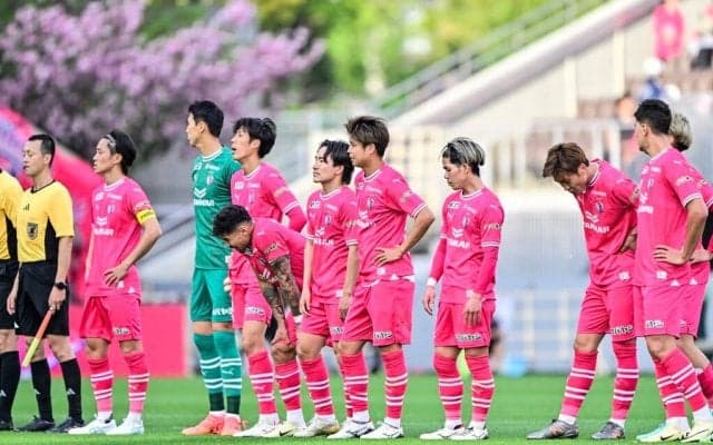 「これ蹴れる日本人がいたことにビックリ」大阪ダービーでの超強烈な“長距離ブレ球無回転FK弾”にどよめき！「これマジでエグすぎた」「一森よく止めたな」の声