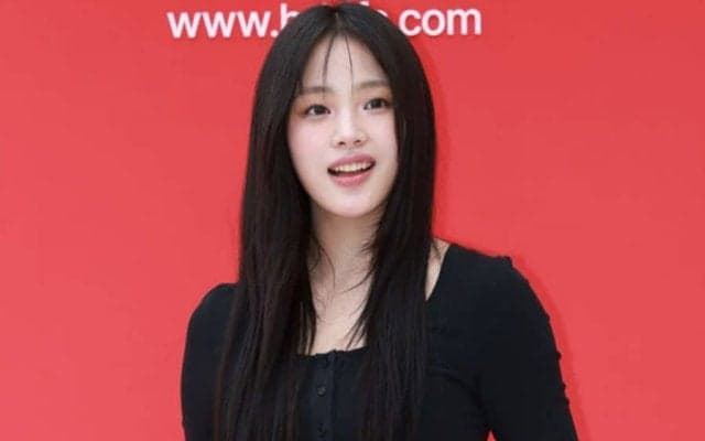 黒髪さらり…20歳美女が「ビジュやばすぎ」　豪快投球に場内ざわめき「何回見ても秀逸」