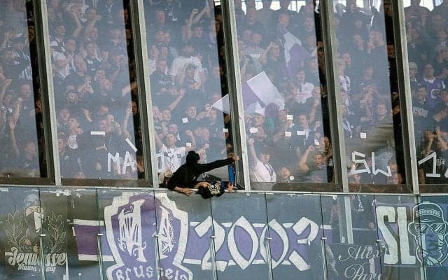ソシエダ戦でアウェイのアンデルレヒトサポーターが危険行為…破壊した座席を下層階に投擲