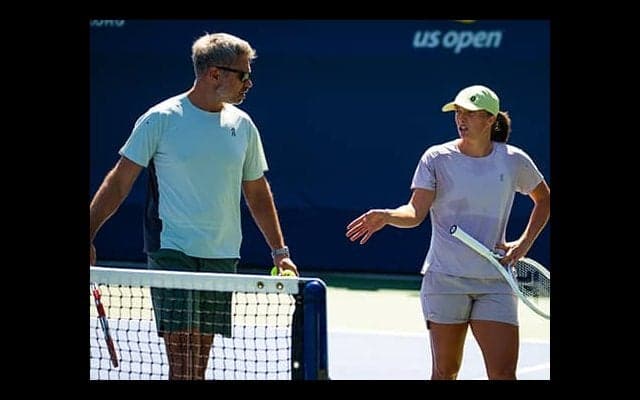 女王 3年支えたコーチと別れ