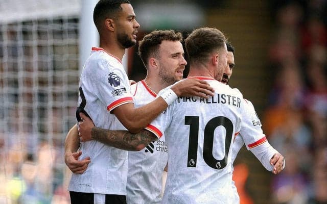 競り勝ったリバプールがリーグ3連勝で首位キープ！　鎌田大地＆遠藤航が後半最終盤にピッチ上で共演【プレミアリーグ】