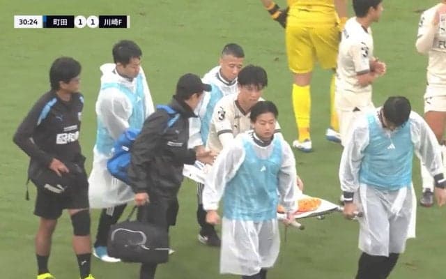 日本代表辞退…DF高井幸大が町田戦で突然座り込み、担架で運ばれ負傷交代 「筋肉系のトラブル」「どれくらいの怪我かは分からない」