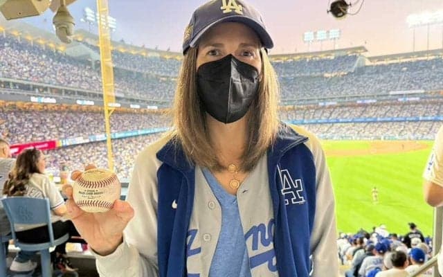 大谷PO1号、獲った女性はド軍ファン歴30年「人生で最高の夜」　売らずにキープを宣言