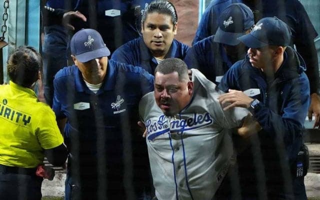 大谷出場試合でハプニング発生　2人のファンが乱入…警備員取り押さえるも球場騒然