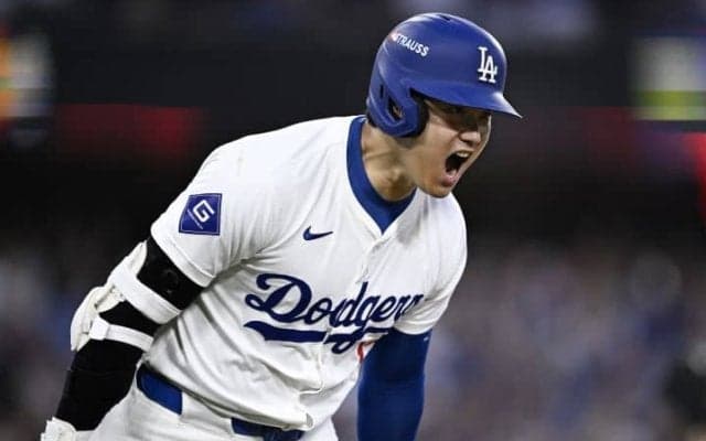 大谷翔平、“絶叫”3ラン「ここは揺れている」観客総立ちの180キロ弾　日本選手ポストシーズン初出場初本塁打は初の快挙