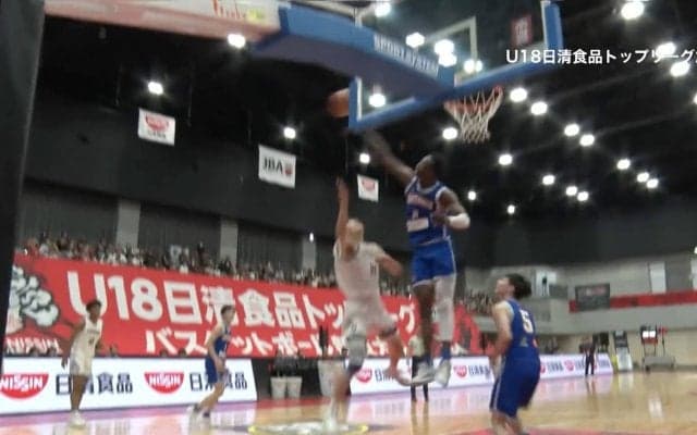 豪快ワンハンドダンクからNBA級のスーパーブロック！たった“16秒間”で見せた攻守のスーパープレー「最近の高校生で一番力強いダンク」