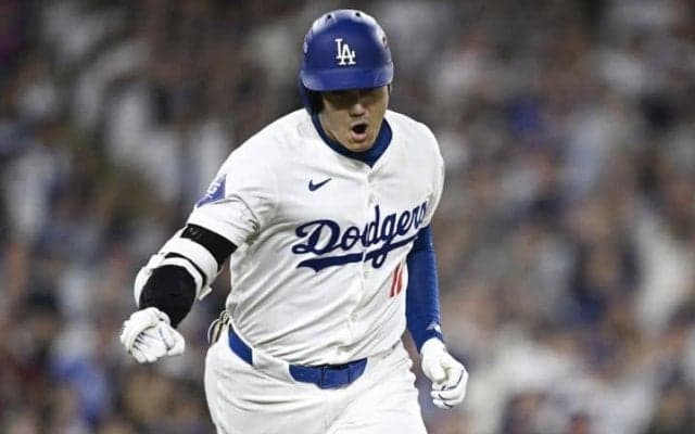 大谷翔平「すごく嬉しかった」バット投げ→雄たけび→ガッツポーズ　“感情むき出し”3ラン含む2安打3打点で地区S初戦勝利に貢献