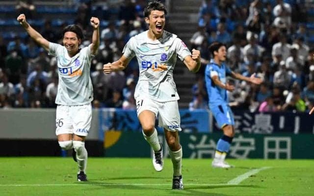 広島が首位守る加藤陸次樹の3戦連発弾！　磐田に競り勝って9年ぶり優勝へさらに歩み【明治安田J1第33節】