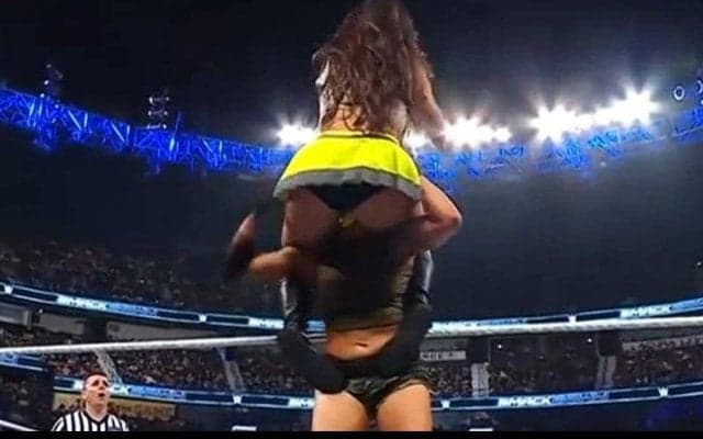 美人レスラーが悲痛な絶叫！ ゴミ箱にぶち込まれ“生ゴミ”まみれ… 「クソやばい！！」観客熱狂