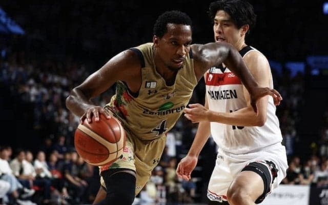 琉球ゴールデンキングスが三遠にリベンジ…第4Qにヴィック・ローが躍動して熱戦制す