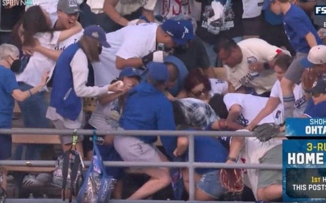 大谷翔平、弾丸ライナーで女性観客に“想定外のハプニング”「どうした？」 PS1号ボールをあっさりキャッチ「ヤバいなw」