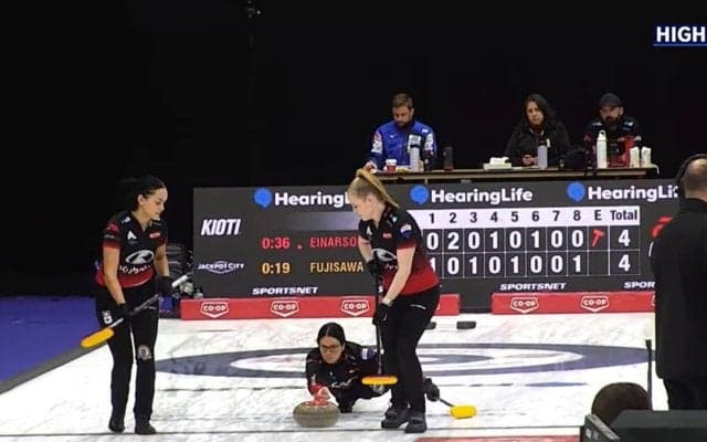 カナダの“メガネ先輩”！？ロコ・ソラーレが苦戦した正確すぎるショット＆鋭い眼光が話題「かっこよい」「強い」