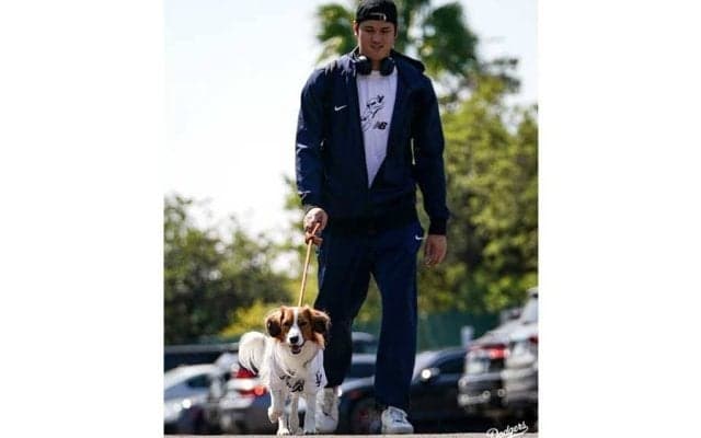 大谷翔平、デコピン歩かせ球場入り　球団SNSが公開「ショウヘイとデコイは準備万端」