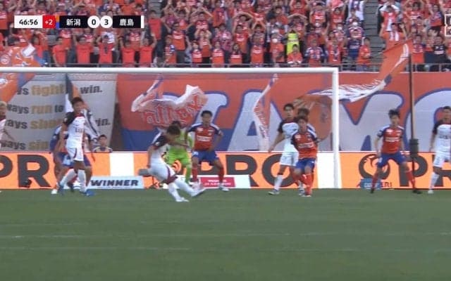 嘘だろ？パスを出された柴崎岳が華麗にスルー...「エグいな」鹿島の予想外過ぎるセットプレーから生まれたスーパーゴラッソ炸裂の瞬間