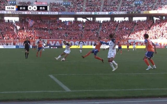 「1番の答えをピッチで見せてくれた」ポポヴィッチ監督も称賛「泣ける」エースの重責を果たした鹿島・鈴木優磨のゴールに祝福の輪