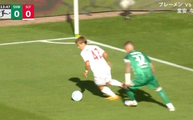 相手をイラつかせる？ 堂安律、敵陣での“謎のムーブ”が「エグい」 厳しいマークを翻弄する動きが「自由すぎる」