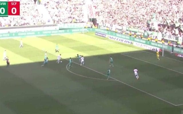 キレまくってるな… 堂安律が「強すぎ」 相手2人を強引にブチ抜く→左足“強烈シュート”を放つ瞬間 「マラドーアン」「当たられても倒れない」