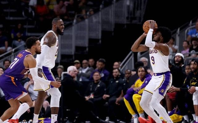 NBA史上初の親子共演が実現…レイカーズのレブロンとブロニーがプレシーズン2試合目で同時出場