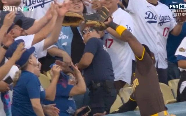 獲ったの？どっち？ パ軍外野手がダルビッシュを救う超絶ホームランキャッチも突如“謎の動き”で全視聴者が騙された瞬間「入ったと思ったw」