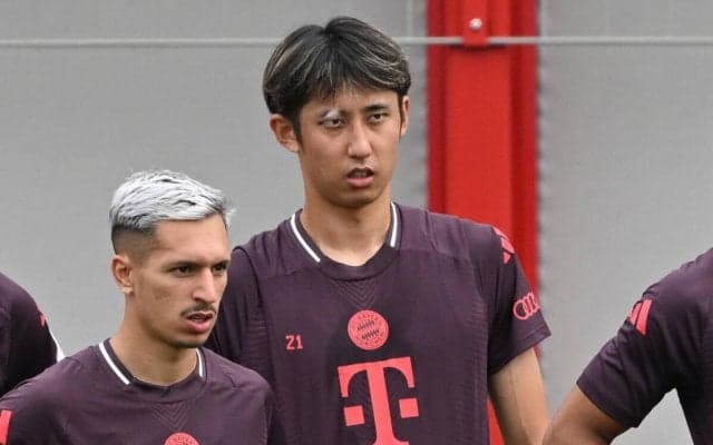 「バルサ戦で先発させよう」バイエルンDF伊藤洋輝が復帰へさらなるステップ！ ボールトレーニング再開に「プレーを見るのが待ちきれない」