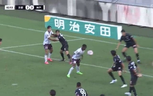 普通ないだろ！奇跡の“顔面アシスト”で勝ち越しゴールが決まった瞬間！こぼれ球を“顔トラップ”して右足一閃「もう運だよな」解説者も思わず笑ったミラクルプレーの瞬間