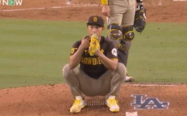 出禁にしろよ！ ダルビッシュ、迷惑客の暴挙で“巻き添え被害”　試合中断で最悪の事態…「酷すぎる」「ダルさん崩れないのスゴい」