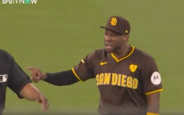 お前のボールはいらねえ！ 迷惑客の暴挙にブチギレ… パドレス外野手が大暴れ→試合中断で最悪の事態に「マナー悪すぎだろ」