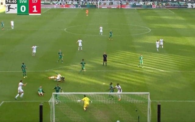 DFがブチギレ！ 何してくれてんだよ… 堂安律のゴールで仲間割れ！？ 相手チームの様子がおかしくなる「これはキレる」「責任転嫁」