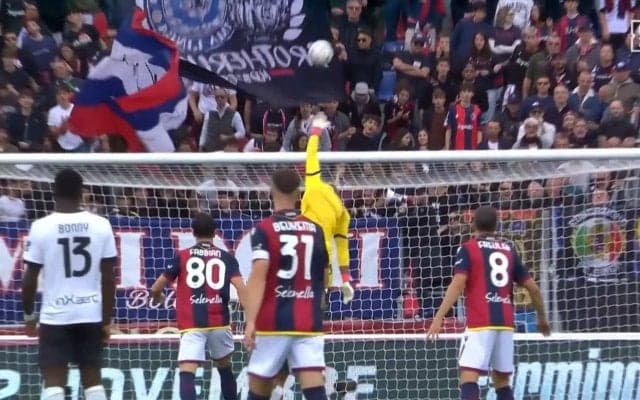 「よく触った！」鈴木彩艶、危機一髪のピンチを救う神セーブ！枠内に向かう強烈弾丸ミドルをハイジャンプ＆右手一本で弾き出した瞬間