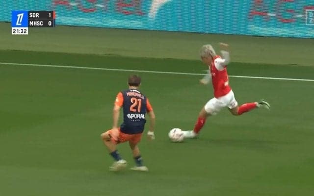 ありえない動き！伊東純也、ボールが吸い付く極上トラップ＆連続シザーズで相手を完全に翻弄した瞬間「足に磁石でもついとるんか」