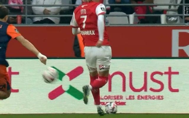 「なんや今の！」伊東純也、トリッキー過ぎるヒールパスで決定機演出！DF2人を煙に巻く後ろ向きドンピシャパスを送った瞬間