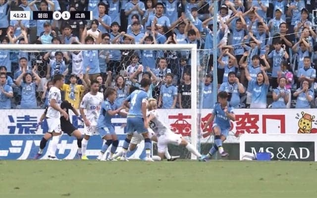 キャプ翼かよ！広島・佐々木の珍ゴールが話題「反動蹴速迅砲使えるんか」本人も驚く超反応ブロックがシュートに変わった瞬間