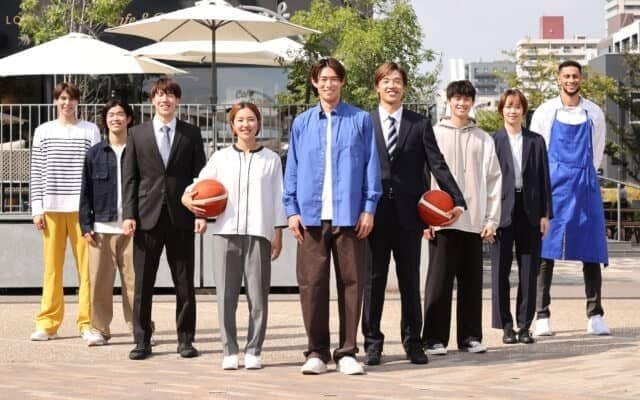 アイシンが新CMを公開…西田兄弟がスーツで登場、オーガストはカフェ制服姿でロングシュートを成功