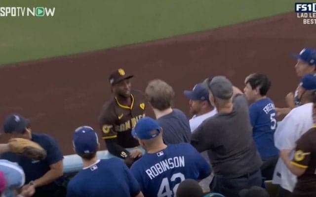 挑発行為！？ ブチギレた観客と“あわや一触即発”… パドレス外野手が物議を醸す“問題行為”「ヤバすぎ」「煽りまくり」