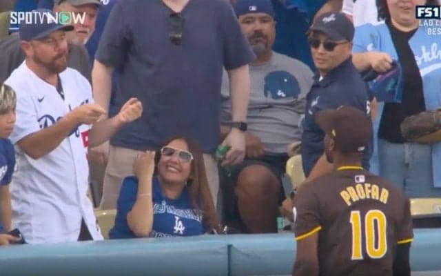 何が起きた？ 球場全員が騙される“アクシデント”　ホームランをキャッチ→観客を煽る… パドレス外野手の問題プレーに「そりゃキレる」