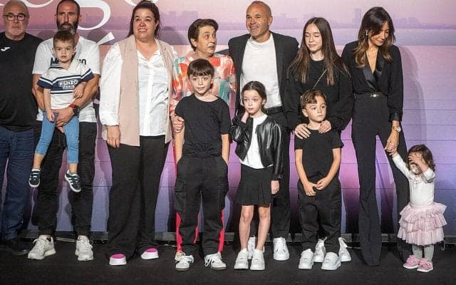 稀代のマエストロ、イニエスタが愛する家族と共に引退イベント実施…「この涙は悲しみではなく、感動と誇りの涙です…」