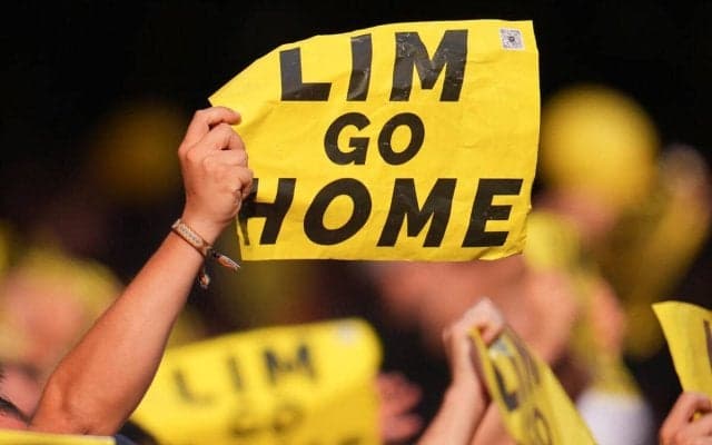 バレンシアファンの新婚夫婦がシンガポールでパスポート没収、オーナーへの抗議活動が問題視