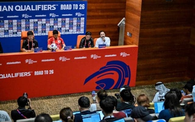 サウジアラビア戦前日会見で異例出来事……森保監督＆遠藤航に突如現地メディア男性が近づくも、2人は動じず「ダブル握手＆写真撮影の神対応」！ 直前には“歓迎の言葉”と感謝の交換も