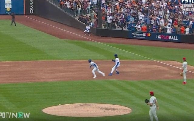 ワケわからん… 外野手の“想定外のハプニング”に「なんなん？」 まさかの“ポロリ”→珍プレーの連続に「情報量多すぎ」