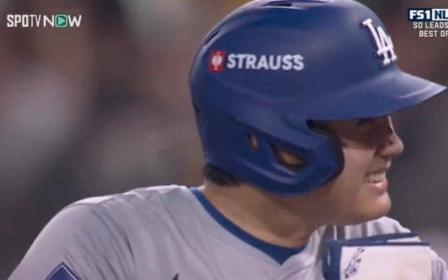 大谷翔平、特大ファールで“珍リアクション”…打球を見つめる→塁上で“セルフリプレー”…大舞台でも変わらぬ姿にファンもツッコミ「メンタルが化け物」