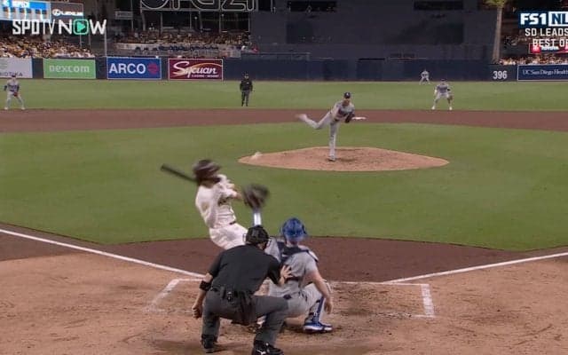 危ない！ドジャースの豪球守護神が“因縁の相手”顔面にあわや直撃のすっぽ抜け危険球…球場騒然の一部始終「よく避けたな」「また荒れそう」