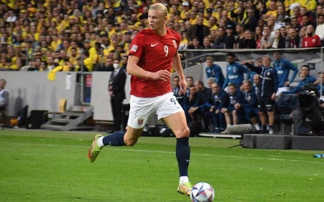ハーランドがわずか24歳でノルウェー代表の歴代最多得点者に！　スロベニア戦でオブラク相手に2発