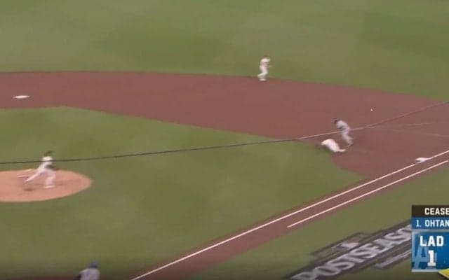 球場騒然… 大谷翔平は一体、何をしたんだ？「これは無理」 高速“弾丸タイムリー”が爆速通過で「もはやホラー」